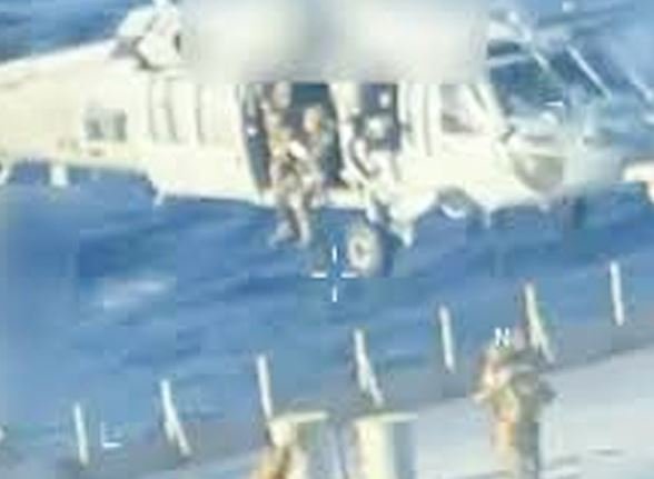 ऑयल टैंकर पर अमेरिका के कई कमांडो रस्सियों के सहारे उतरे और कर लिया कब्जा