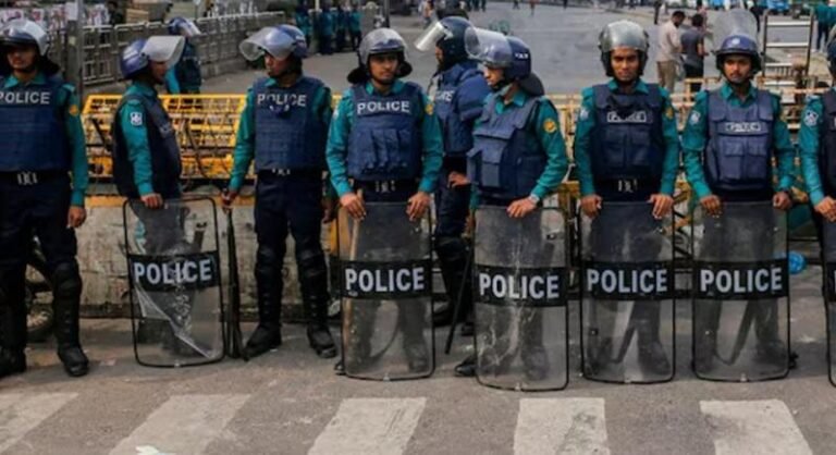 ढाका की सड़कों पर सन्नाटा, हिंदू समुदाय घरों में सिमटा, जगह-जगह पुलिस तैनात