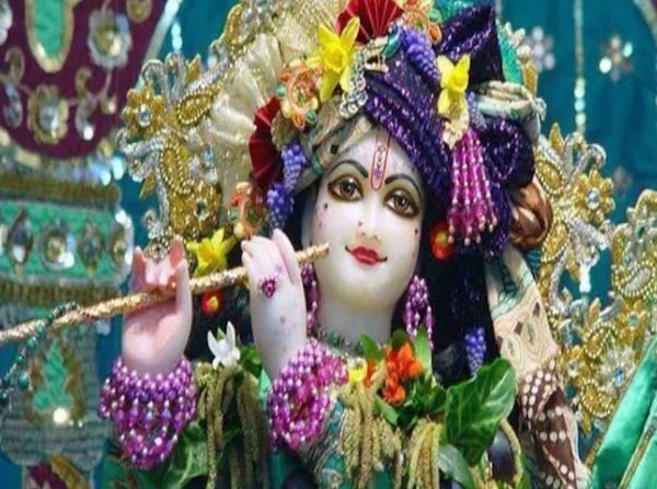 क्या आप जानते हैं ठाकुर जी के सामने खड़े होकर दर्शन करने से क्यों मना किया जाता है?