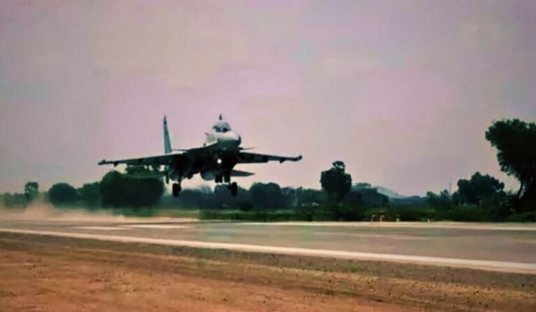 करांची बंदरगाह के पास गरजेंगे सुखोई- 30एमकेआई और जगुआर लड़ाकू विमान