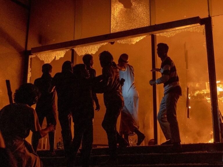 150 कंप्यूटर लूटे, फाइलें फाड़ीं, बांग्लादेश के मीडिया हाउस में भीड़ का तांडव