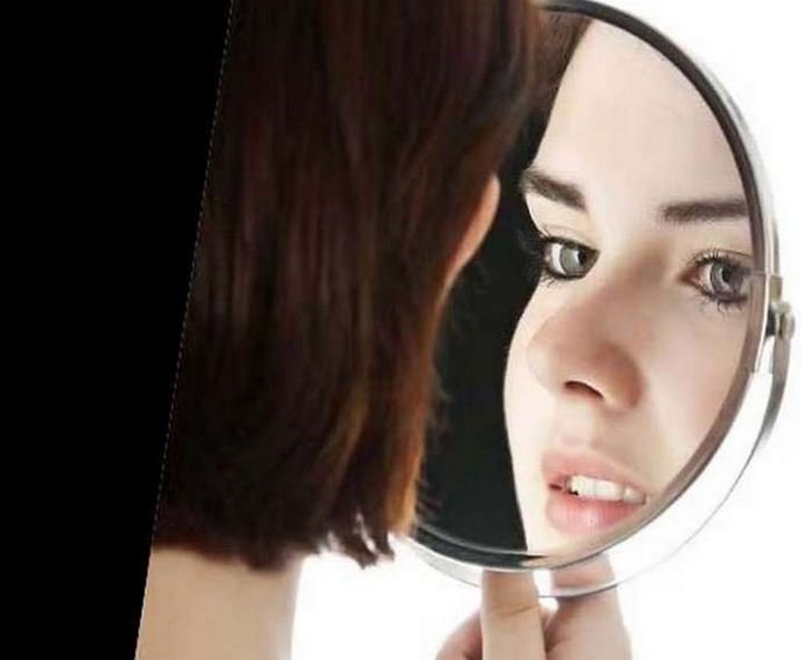 सुबह उठते ही आईना देखने से होता है नकारात्मक ऊर्जा का प्रभाव