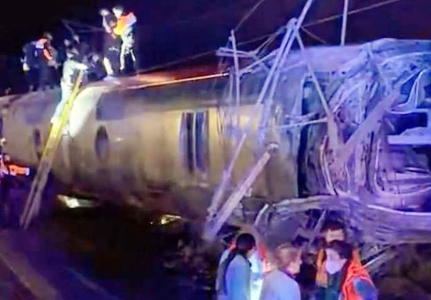 हाई-स्पीड ट्रेन पटरी से उतरकर दूसरी ट्रेन से टकराई, 39 की मौत, कई घायल