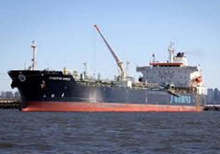 भारत आ रहे रूसी तेल टैंकर अचानक चीन की तरफ मुड़े, क्या अमेरिकी प्रतिबंधों का असर?