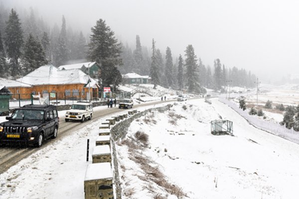 जम्मू-कश्मीर में ठंड के कहर के बीच श्रीनगर में न्यूनतम तापमान माइनस 4 डिग्री सेल्सियस रहा