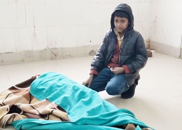 8 साल का मासूम मां का शव लेकर अस्पताल पहुंचा, बोला- डॉक्टर साहब पोस्टमार्टम कर दो