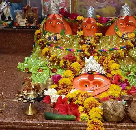 स्वयं प्रकट होती हैं माता, एक फीट तक बढ़ जाती है मूर्ती…छैगांवदेवी मंदिर का 700 साल पुराना इतिहास, 5 देवियों का यहां वास!