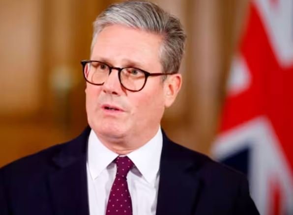 गलत आदमी से दोस्ती के चक्कर में फंसे ब्रिटेन के पीएम स्टार्मर, अब कुर्सी पर मंडराया संकट