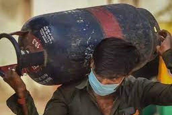 Budget से पहले 50 रुपये महंगा हुआ कॉमर्शियल गैस सिलेंडर, घरेलू के दाम में कोई बदलाव नहीं