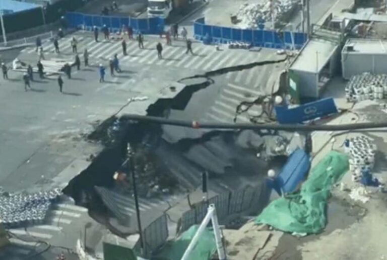 चीन में सड़क धंसी, 20 मीटर चौड़ा गड्ढा बना, पाइपलाइन फटने से हादसा