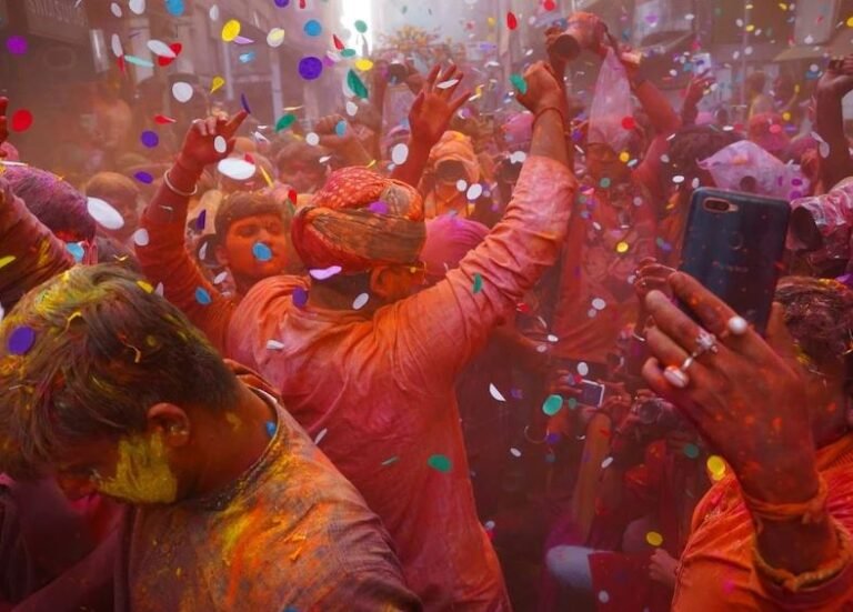 होली के बाद पहले मंगल को काशी में निभाई गई सदियों पुरानी ‘बुढ़वा मंगल’ की महफिल, गंगा घाट पर रात होता है आयोजन