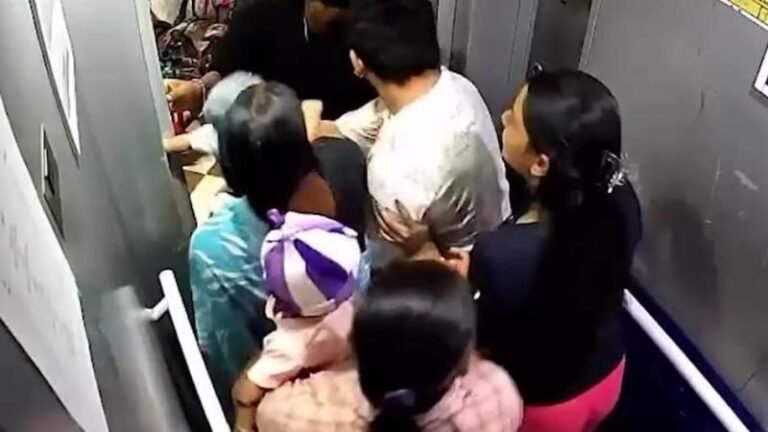 लिफ्ट के दरवाजे में फंसा मासूम का हाथ, लोगों ने सूझबूझ से किया रेस्क्यू